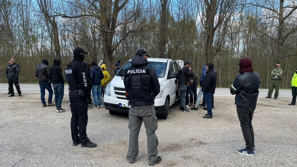 Slováci zadrželi českého převaděče a 18 nelegálních migrantů